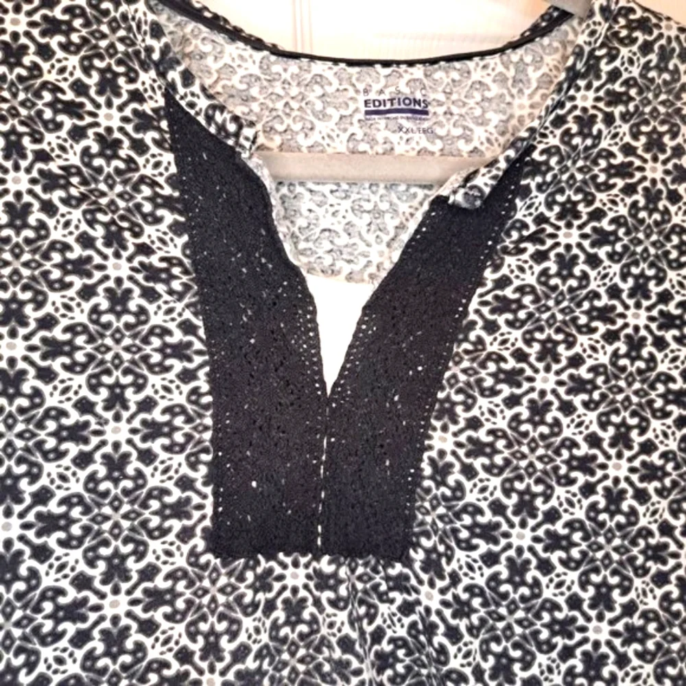 Basic Editions Split Neck Black White Patterned Tee Crochet Plus Size XXL - Picture 3 of 5